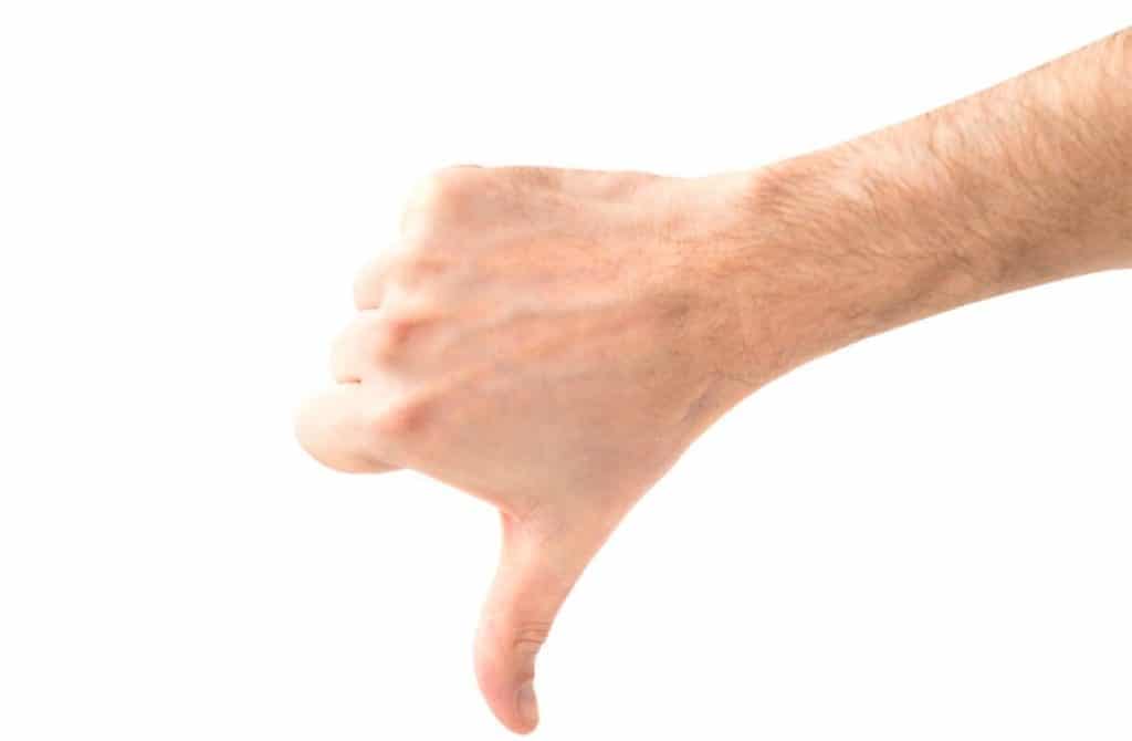 יד של גבר עושה תנועה של אצבע למטה